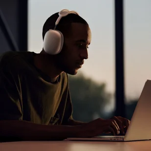 Apple AirPods Max Błękitne (MGYL3ZM/A) - Słuchawki - miniaturka - grafika 7
