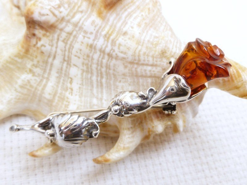 Broszka srebrna z bursztynem 443-28