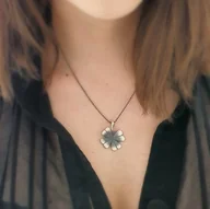 Naszyjniki - Zawieszka srebrna- Koniczynka szara - miniaturka - grafika 1