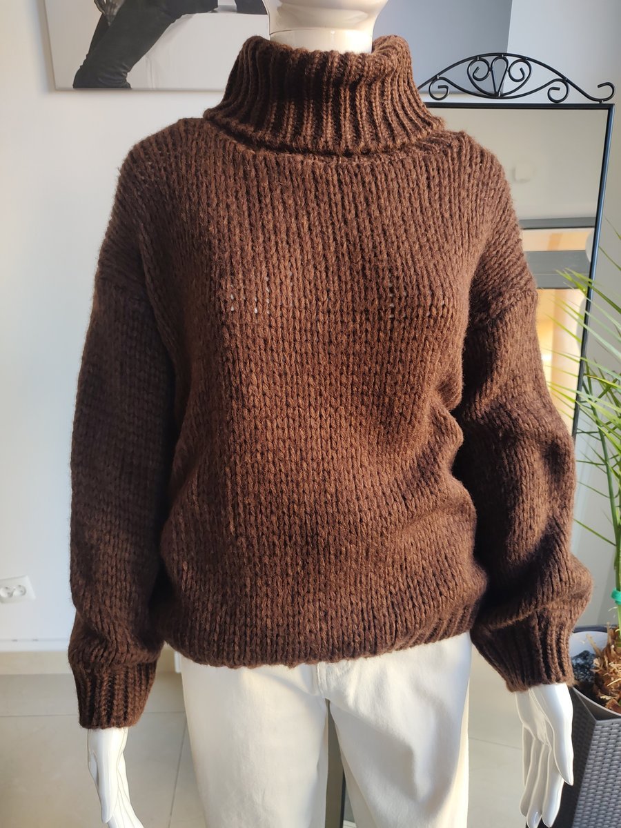 Golf z wysokim kołnierzem - czekoladowy One size