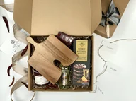 Zestawy upominkowe - HOT - BOX prezentowy wytrawny, z piernikami, deską do serwowania, czekoladą z malinami, salsą paprykową /Gift Up/ - miniaturka - grafika 1