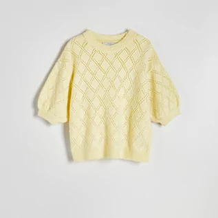 Swetry damskie - Reserved - Sweter w ażurowy wzór - Żółty - grafika 1