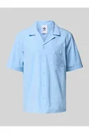 Koszule męskie - Koszula casualowa o kroju regular fit z kołnierzem z połami - adidas Originals - miniaturka - grafika 1