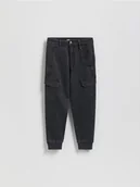 Spodnie i spodenki dla chłopców - Reserved - Spodnie joggery z łańcuchem - ciemnoszary - miniaturka - grafika 1