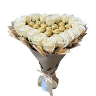 Zestawy upominkowe - Słodki bukiet w kształcie serca kolory kości słoniowej z cukierkami Ferrero Rocher i 18 szt mydlanych róż. Prezent na 18 20 urodziny - miniaturka - grafika 1