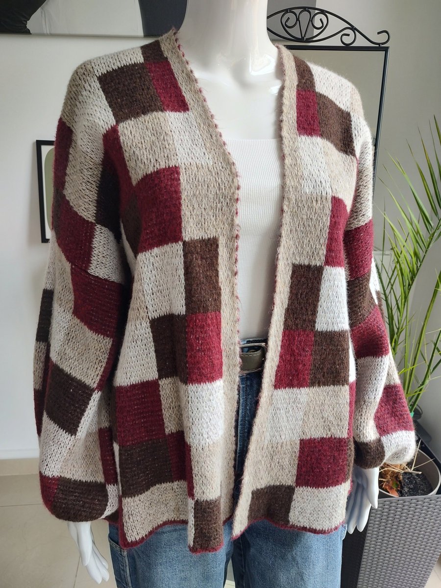 Krótki, lekki kardigan oversize w kratkę - brązowy One size Azara