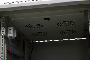 EmiterNet Szafa ramowa stojąca 42U, drzwi przód blacha/szkło, 600x1000x1980mm (szer./gł./wys.) - Akcesoria do serwerów - miniaturka - grafika 3