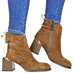 DAMSKIE BOTKI SKÓRZANE NA OZDOBNYM OBCASIE PANTERKA VINCEZA 66811 BRĄZOWE ZAMSZOWE - Botki damskie - miniaturka - grafika 1