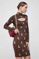 Sukienki - Guess sukienka Guess x Banksy kolor brązowy mini dopasowana - miniaturka - grafika 1