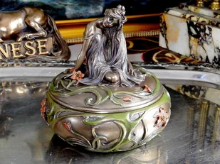 SECESYJNA SZKATUŁKA Z FIGURKĄ PIĘKNEJ DZIEWCZYNY NA POKRYWIE - Pudełka i szkatułki - miniaturka - grafika 1