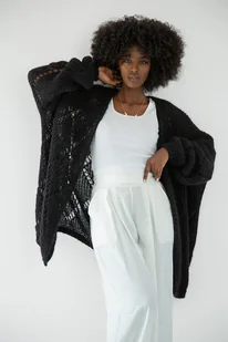 Kardigan ażurowy klasyczny z wełny alpaki F1888 Czarny UNI - Swetry damskie Kardigan ażurowy klasyczny z wełny alpaki F1888 Czarny UNI - Swetry damskie - miniaturka - grafika 1