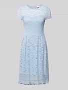 Sukienki - Sukienka koronkowa o długości do kolan z okrągłym dekoltem model ‘KALILA’ - miniaturka - grafika 1