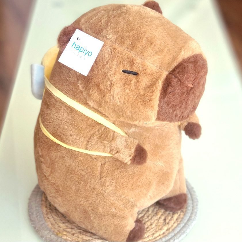 Maskotka pluszak KAPIBARA z plecakiem pszczółka 37 cm