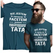 Gadżety dla niej i dla niego - Koszulka dla TATY modny prezent na Dzień Ojca Stylowa koszulka Nie jestem zwykłym facetem, jestem profesjonalnym TATĄ kolor petrol blue - miniaturka - grafika 1