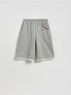 Spodnie i spodenki dla dziewczynek - Reserved - Szorty jordsy Kuromi - jasnoszary - miniaturka - grafika 1