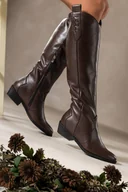 Kozaki damskie - Czekoladowe kozaki skórzane damskie kowbojki na ściętym klocku wycięta cholewka z ozdobnymi paskami PRODUKT POLSKI Casu 7000-704 - miniaturka - grafika 1