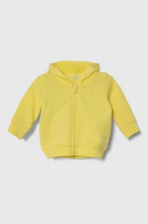 Bluzy i sweterki niemowlęce - United Colors of Benetton bluza bawełniana niemowlęca kolor żółty z kapturem gładka - grafika 1
