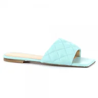 Klapki i japonki damskie - Niebieskie klapki pikowane CARINII - Carinii - miniaturka - grafika 1