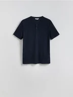 Koszulki męskie - Reserved - T-shirt henley regular fit - granatowy - miniaturka - grafika 1