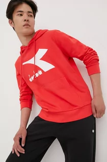 Bluzy męskie - Diadora bluza męska kolor czerwony z kapturem z nadrukiem - grafika 1