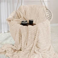 Koce - Puszysty i miękki wytłaczany koc, kolor beżowy, Mikos, rozmiar 160x200 cm - miniaturka - grafika 1