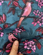 Apaszki i szaliki damskie - KOMIN (szeroki i b. ciepły) autorski print w SŁOWIKI i różowe kwiaty na turkusowym tle (bawełna) - miniaturka - grafika 1