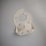 Śliniaki i fartuszki - Mushie Śliniak silikonowy Pink Flowers - miniaturka - grafika 1