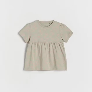 Koszulki dla dziewczynek - Reserved - Bawełniana bluzka ze wzorem - Khaki - grafika 1