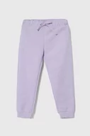 Spodnie i spodenki dla dziewczynek - United Colors of Benetton spodnie dresowe bawełniane dziecięce kolor fioletowy gładkie - miniaturka - grafika 1