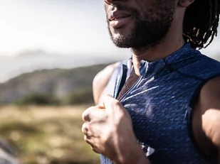 COMPRESSPORT Koszulka kompresyjna do biegania TRAIL POSTURAL TANK TOP 2020 niebieska - Koszulki sportowe męskie - miniaturka - grafika 2