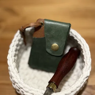 Mały portfel skórzany zielono-brązowy ręcznie uszyty na karty - Portfele Mały portfel skórzany zielono-brązowy ręcznie uszyty na karty - Portfele - miniaturka - grafika 1