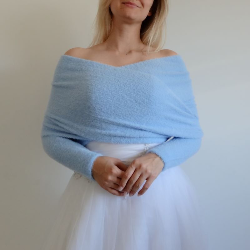 Błękitny sweterek - puszysta narzutka w kolorze błękitnym XS