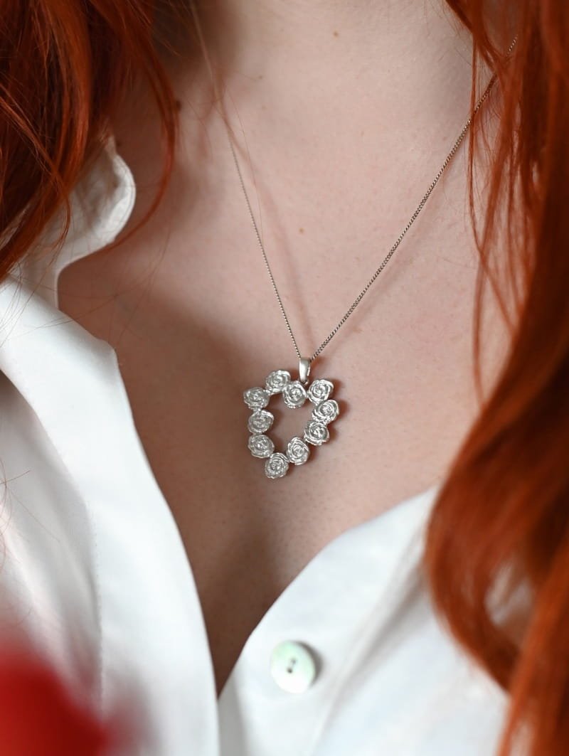 Zawieszka serce z różyczkami - biżuteria artystyczna