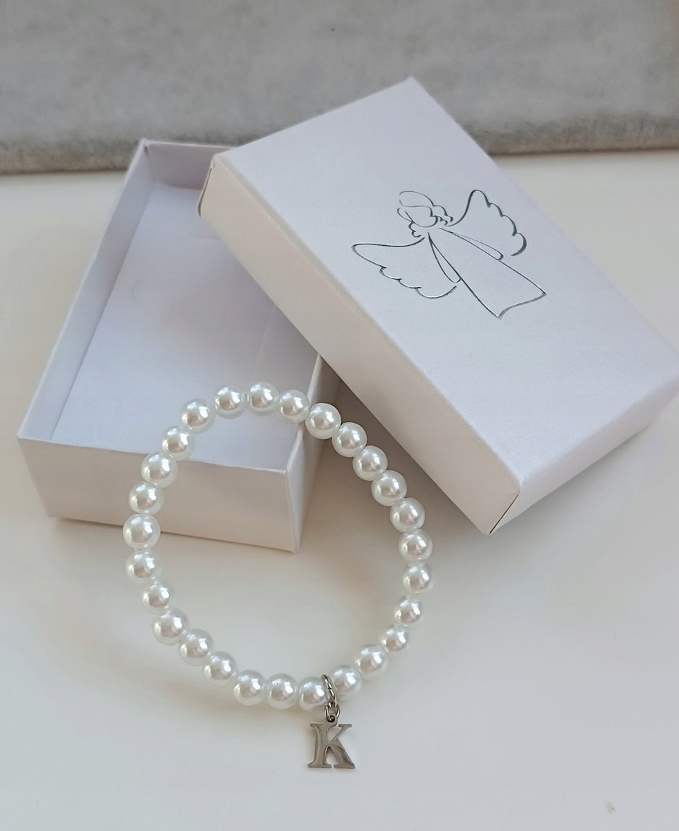 DZIECIĘCA BRANSOLETKA NA GUMCE PERŁY Z LITERKĄ + PUDEŁKO STAL KOMUNIA ANIOŁ