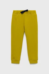 Spodnie i spodenki dla chłopców - United Colors of Benetton spodnie dresowe bawełniane dziecięce kolor zielony z nadrukiem - grafika 1