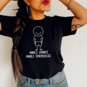 Koszulki i topy damskie - CZARNA Koszulka ze śmiesznym nadrukiem, mniej zrobisz mniej spierdolisz - miniaturka - grafika 1