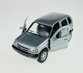 Samochody i pojazdy dla dzieci - WELLY 2003 CHEVROLET NIVA SREBRNY 1:34 SAMOCHÓD NOWY METALOWY MODEL - miniaturka - grafika 1