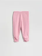 Spodnie i spodenki dla dziewczynek - Reserved - Krótkie legginsy z marszczeniem - różowy - miniaturka - grafika 1