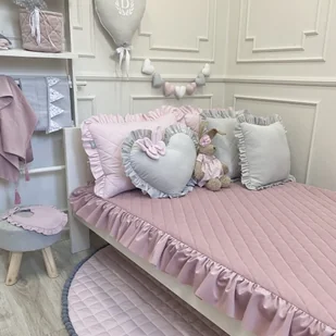 AKSAMITNA PIKOWANA NARZUTA Z FALBANKĄ 70x140cm VELVET DELIKATNY RÓŻ - Koce i narzuty dla dzieci - miniaturka - grafika 1