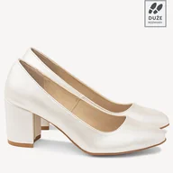Czółenka - Ślubne perłowe damskie czółenka na słupku Rebecca ivory - BRILU - miniaturka - grafika 1
