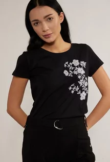 Koszulki i topy damskie - T-shirt z haftowanym wzorem - Monnari - grafika 1