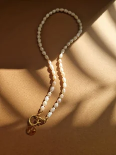 Choker z naturalnych pereł z zawieszką z monety - Naszyjniki - miniaturka - grafika 1