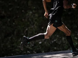 COMPRESSPORT Spodenki do biegania męskie RACING SPLIT SHORT Black Edition 2021 czarne - Spodnie sportowe męskie - miniaturka - grafika 3