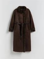 Płaszcze damskie - Reserved - Dwurzędowy płaszcz z kożuchem - ciemnobrązowy - miniaturka - grafika 1