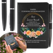 Notesy i bloczki - NOTES A6 + DŁUGOPIS Prezent DZIEŃ NAUCZYCIELA Mix - miniaturka - grafika 1