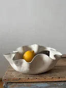 Miski i półmiski - Duża ręcznie lepiona misa ceramiczna z Kolekcji Organique - miniaturka - grafika 1