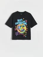 Koszulki dla chłopców - Reserved - T-shirt z nadrukiem Smile World - czarny - miniaturka - grafika 1