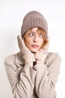 Czapki damskie - CZAPKA ZIMOWA CZ24319 BEZOWA - miniaturka - grafika 1