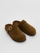 Spodnie damskie - Reserved - Zamszowe mule z klamrą - ciemnobrązowy - miniaturka - grafika 1