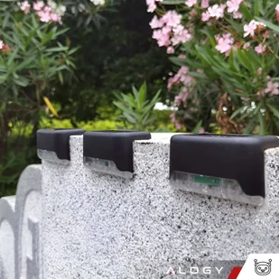 Lampa solarna ogrodowa LED na taras balkon schody balustradę z czujnikiem zmierzchu akumulator AAA czarna - Lampy ogrodowe - miniaturka - grafika 3